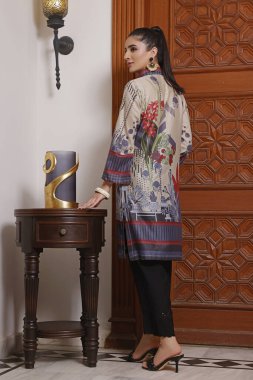 Pakistanlı / Asyalı bir model geleneksel elbisesini tasarlıyor, Shalwar Kameez.. 