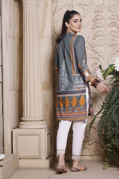 Een Pakistaans Meisje Model Toont Haar Jurk Shalwar Kameez — Stockfoto