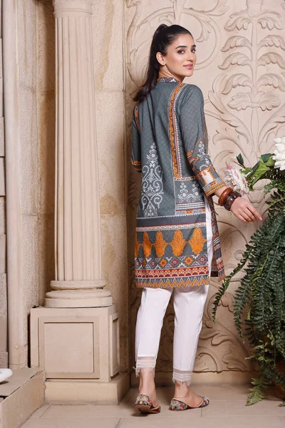Пакистанская Девушка Модель Демонстрирует Свои Платья Шалвар Камиз — стоковое фото