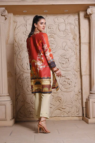 Una Modelo Paquistaní Asiática Está Diseñando Vestido Tradicional Shalwar Kameez — Foto de Stock