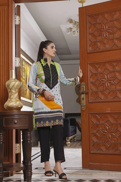 Een Pakistaans Aziatisch Model Styling Haar Traditionele Jurk Shalwar Kameez — Stockfoto