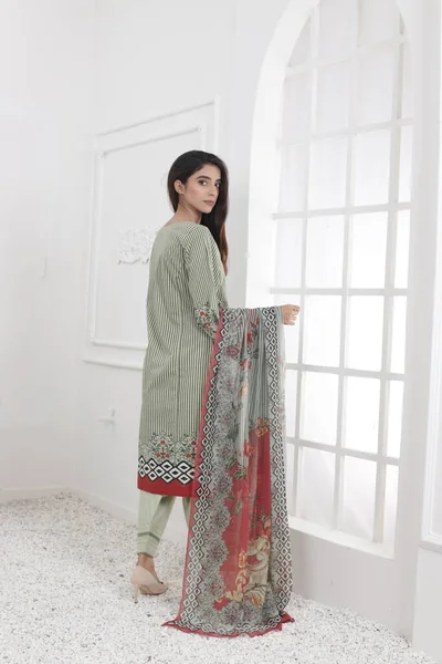 Een Pakistaans Shalwar Kameez Pak Met Dupatta Pakistaans Model Wordt — Stockfoto