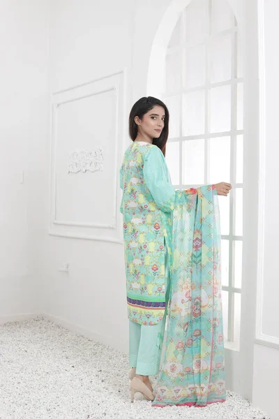 Costume Shalwar Kameez Pakistanais Avec Dupatta Modèle Pakistanais Est Montré — Photo