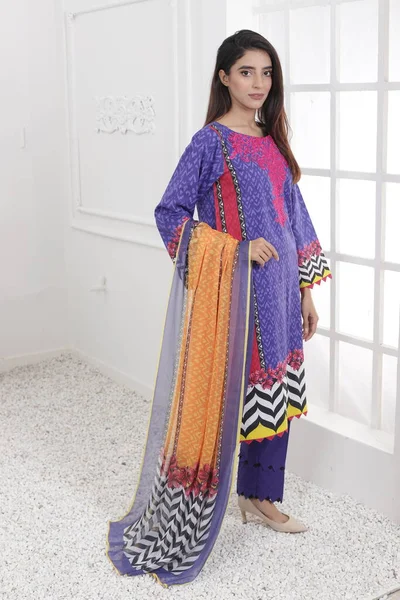 Una Tuta Kameez Pakistana Shalwar Con Dupatta Modello Pakistano Mostrato — Foto Stock