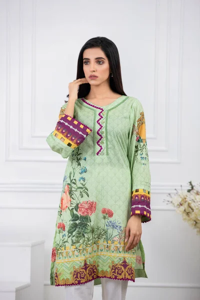 パキスタンのシャルワー カメスのスーツとデュパッタ パキスタンのモデルは彼女のドレスでスタイル — ストック写真