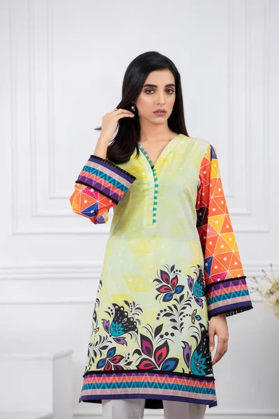 Een Pakistaans Shalwar Kameez Pak Met Dupatta Pakistaans Model Wordt — Stockfoto