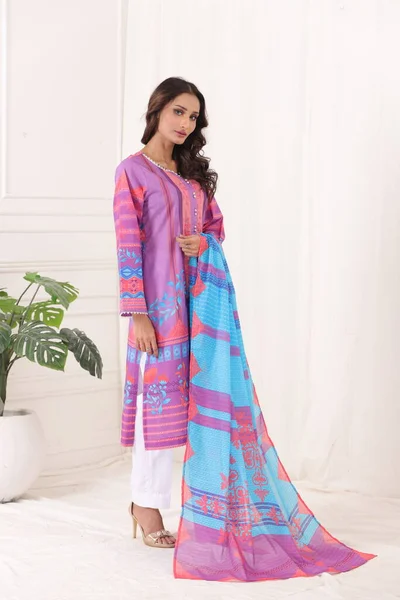 Ein Pakistanischer Schalwar Kameez Anzug Mit Dupatta Pakistanisches Model Zeigt — Stockfoto