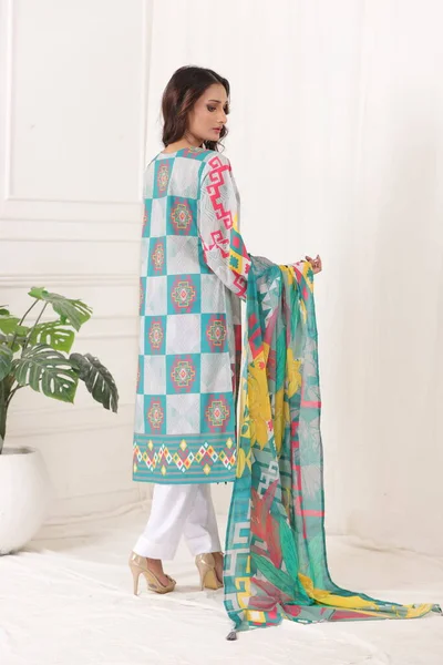 Pakistanlı Bir Shalwar Kameez Takımı Dupatta Pakistanlı Manken Elbisesini Göstermiş — Stok fotoğraf