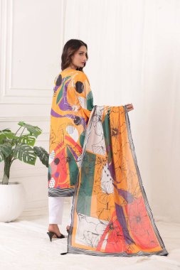 Pakistanlı bir shalwar kameez takımı ve dupatta. Pakistanlı manken elbisesini göstermiş..