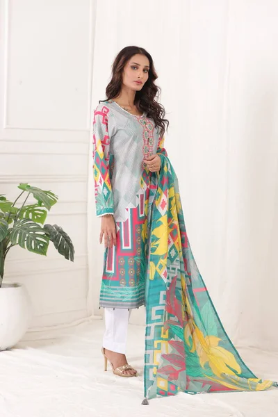 Een Pakistaans Shalwar Kameez Pak Met Dupatta Pakistaans Model Wordt — Stockfoto