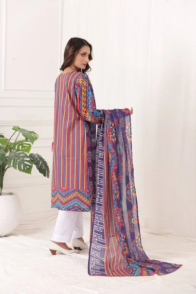 跟杜帕塔一起穿的一件巴基斯坦夏尔沃 卡米兹西服 向巴基斯坦模特展示了她的服装风格 — 图库照片