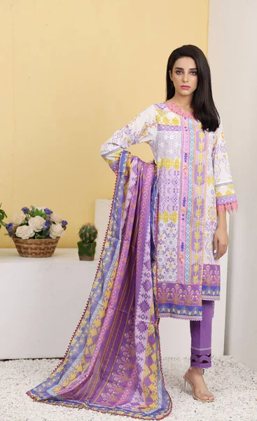 Pakistanlı Bir Shalwar Kameez Takımı Dupatta Pakistanlı Manken Elbisesini Göstermiş — Stok fotoğraf