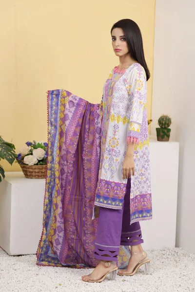 Een Pakistaans Shalwar Kameez Pak Met Dupatta Pakistaans Model Wordt — Stockfoto