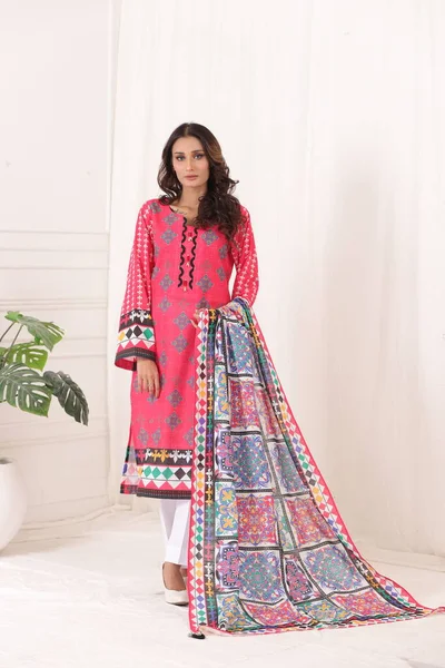 跟杜帕塔一起穿的一件巴基斯坦夏尔沃 卡米兹西服 向巴基斯坦模特展示了她的服装风格 印度服装 — 图库照片