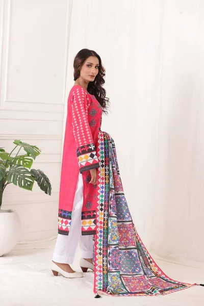Ein Pakistanischer Schalwar Kameez Anzug Mit Dupatta Das Pakistanische Model — Stockfoto