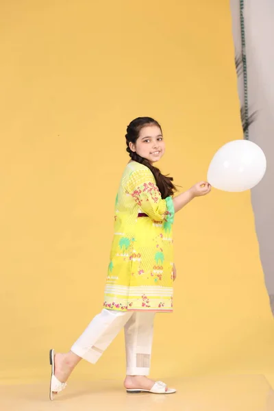 Ragazza Bambino Pakistano Indossa Pasqua Vestito Occidentale Bambini Ragazza Vestito — Foto Stock