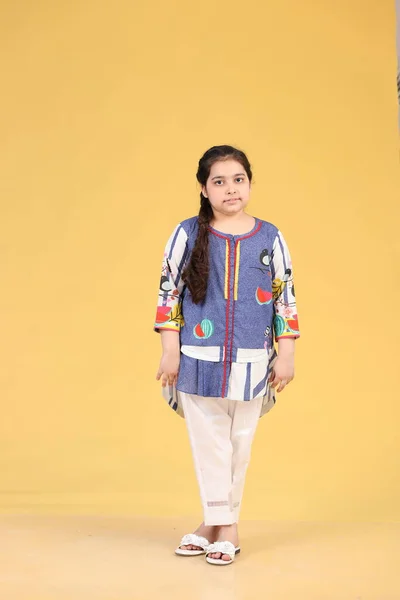 Pakistanlı Kız Çocuğu Paskalya Batılı Elbisesi Giyiyor Çocuk Elbisesi — Stok fotoğraf