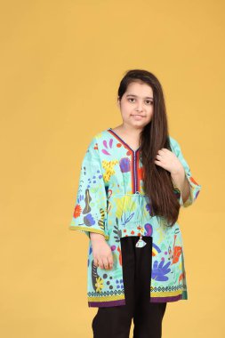 Pakistanlı kız çocuğu paskalya ya da batılı elbisesi giyiyor. Çocuk elbisesi.