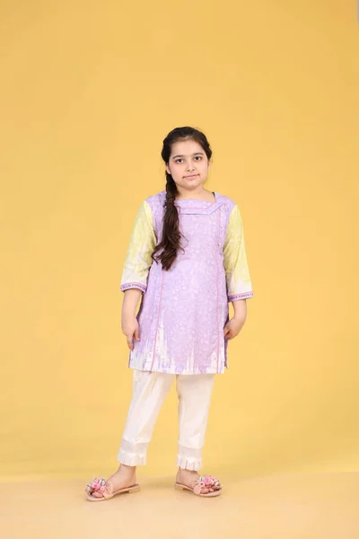 巴基斯坦小女孩穿着东方或西方服装 小孩子穿的衣服 — 图库照片
