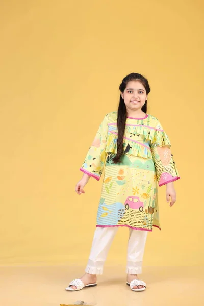 Niña Paquistaní Lleva Puesto Vestido Pascua Occidental Vestido Niña —  Fotos de Stock