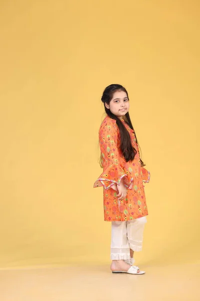 Niña Paquistaní Lleva Puesto Vestido Pascua Occidental Vestido Niña —  Fotos de Stock