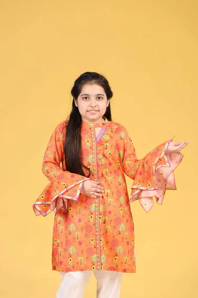 Das Pakistanische Mädchen Trägt Oster Oder Westerkleid Kinder Mädchen Kleid — Stockfoto