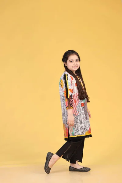 Pakistanlı Kız Çocuğu Paskalya Batılı Elbisesi Giyiyor Çocuk Elbisesi — Stok fotoğraf