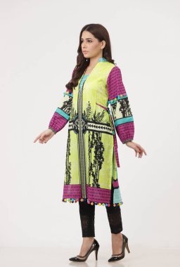 Pakistanlı bir shalwar kameez takımı ve dupatta. Pakistanlı manken elbisesini göstermiş..