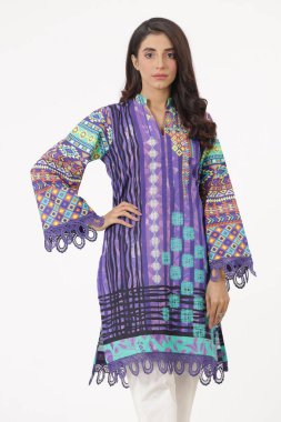 Pakistanlı bir shalwar kameez takımı ve dupatta. Pakistanlı manken elbisesini göstermiş..