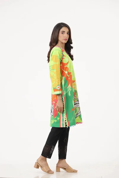 Πακιστανικό Κοστούμι Σαλιβάρ Καμέζ Ντουπάτα Πακιστανικό Μοντέλο Φαίνεται Φόρεμά Της — Φωτογραφία Αρχείου