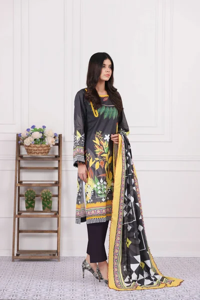 Traje Shalwar Kameez Paquistaní Con Dupatta Modelo Paquistaní Muestra Vestido — Foto de Stock