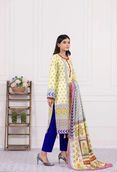 Een Pakistaans Shalwar Kameez Pak Met Dupatta Pakistaans Model Wordt — Stockfoto