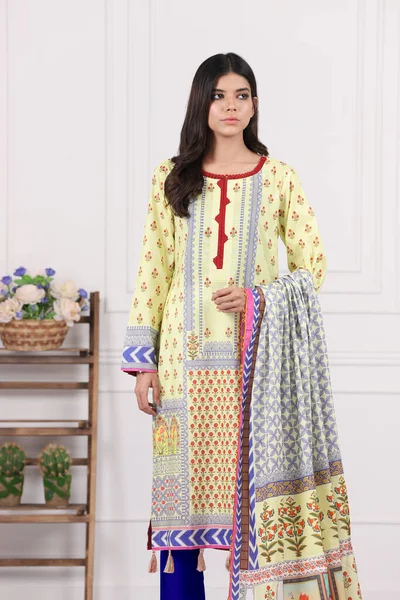 Een Pakistaans Shalwar Kameez Pak Met Dupatta Pakistaans Model Wordt — Stockfoto