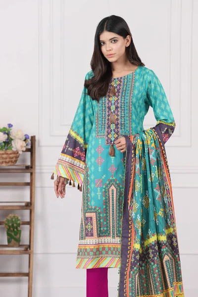 Een Pakistaans Shalwar Kameez Pak Met Dupatta Pakistaans Model Wordt — Stockfoto