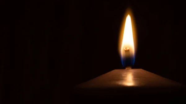 Горящее Пламя Свечи Темноте Копировальным Местом Зажженная Свеча Черном Фоне — стоковое фото