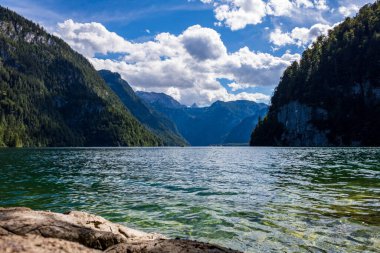 Güzel Koenigssee Gölü - Berchtesgaden, Bavyera, Almanya 'dan Malerwinkel manzaralı