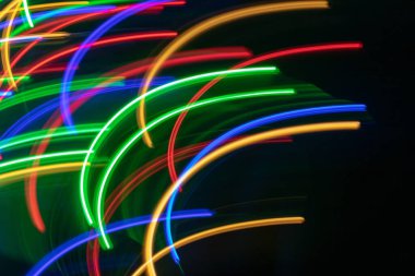 Koyu arkaplana karşı soyut renkli çizgiler