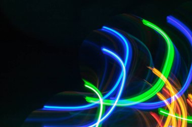 Parlak çizgileri olan soyut bir arkaplan. Hafif boya, uzun pozlama