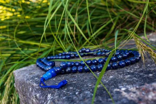 Grânulos Mala Azul Contas Oração Budista Rocha Com Grama Ambiente — Fotografia de Stock