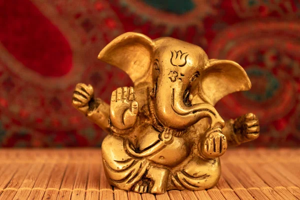 Golden Ganesha Sculpture Wooden Mat Paisley Background Closeup Meditation Concept — Stock Photo, Image