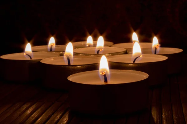 木制桌子上点亮的蜡烛的特写 浪漫的概念 — 图库照片