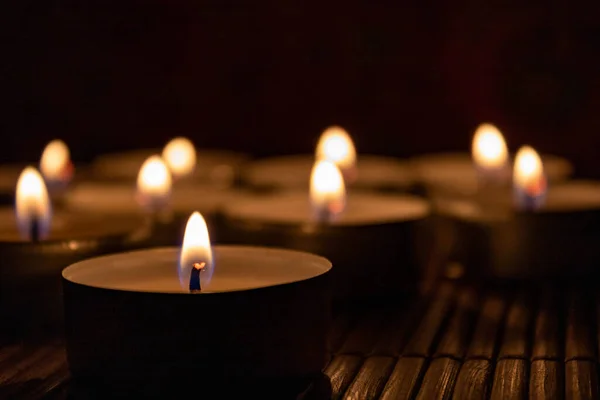 Primer Plano Velas Iluminadas Sobre Mesa Madera Cuarto Oscuro Concepto —  Fotos de Stock