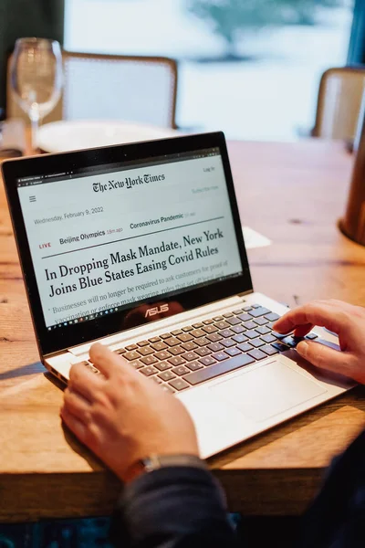 Güzel bir yerde bilgisayarın başında çalışmak.