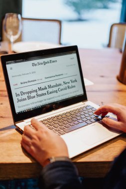 Güzel bir yerde bilgisayarın başında çalışmak.