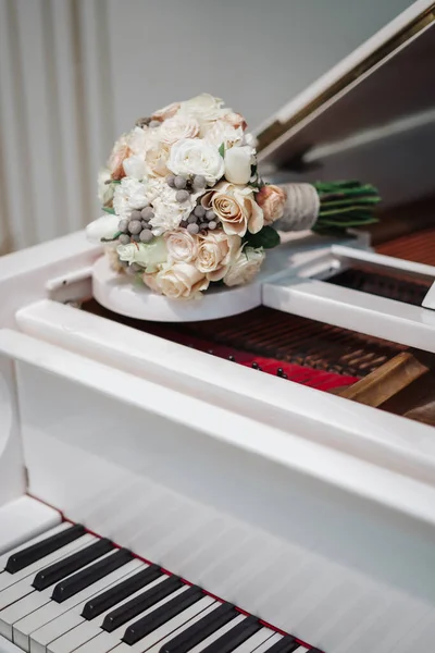 Bukiet Ślubny Panny Młodej Leży Białym Pianinie Kompozycja Romantyczna Fortepianie — Zdjęcie stockowe