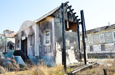 Eski bir evin sihirli yüzü. Evin benzersiz dış görünüşü. Güzel ev. Köydeki terk edilmiş film stüdyosu..
