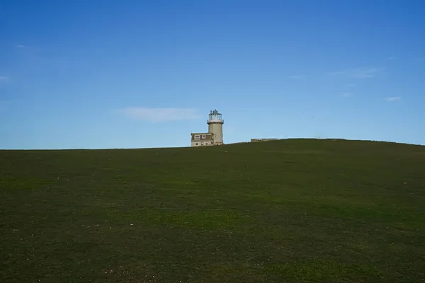 Maestoso Faro Sorge Sulla Cima Una Montagna Sopra Oceano Faro — Foto Stock