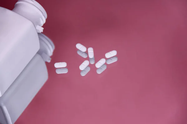 Weiße Packung Und Pillen Auf Farbigem Hintergrund — Stockfoto