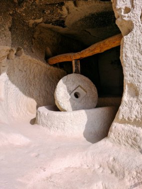 Kapadokya Türkiye 'de öğütme için antik değirmen taşı aracı.