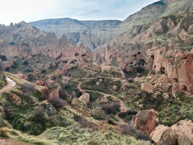 Zelve Açık Hava Müzesi. Kapadokya 'daki inanılmaz mağara evi, Nevsehir, Türkiye. Eski peri bacaları. 